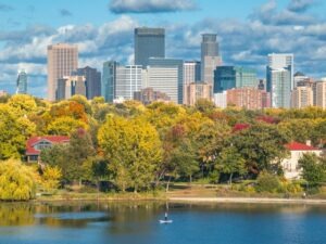 Fall2024_LakeOfTheIsles_CloseSkyline_0543_CREDIT_NathanKlok_CourtesyOfMeetMinneapolis-small